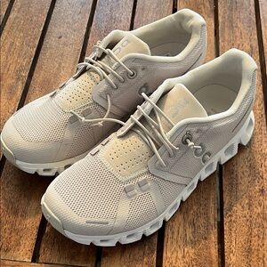 Ladies On Cloud 5 Athletic Sneakers in Light Beige Sz 6 gently worn indoors